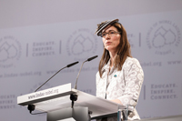 Momento en el que la condesa Bettina Bernadotte declara inaugurada la Reunión Mundial en Lindau, Alemania.