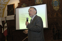 El Dr. Arturo Menchaca Rocha Durante su conferencia magistral 'La Ciencia en México'.