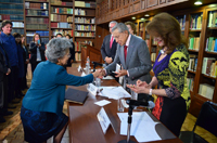 La doctora Silvia Torres Castilleja recibió del presidente del Patronato de la Fundación Miguel Alemán AC, Miguel Alemán Velasco, la medalla correspondiente al Premio de Equidad de Género 'Miguel Alemán Valdés' 2015.