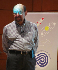 El doctor Jorge Flores Valdés durante la conferencia impartida en el MUTEC.