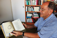 El doctor Luis Fernando Lara Ramos, Premio Nacional de Ciencias 2013 y miembro de la Academia Mexicana de Ciencias, con un ejemplar del Diccionario para armar, obra coordinada por él, que recibió el año pasado el Bologna Ragazzi Award por lo innovador de su contenido.