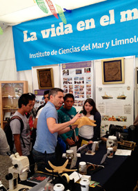 En un ambiente festivo, Investigadores de la UNAM transmiten a los jóvenes los más recientes avances de la ciencia.