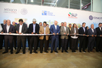 Con el simbólico corte de listón, se inauguró la XXIV Semana Nacional de Ciencia y Tecnología en San Luis Potosí. Al centro, José Manuel Carreras López, gobernador del estado; Enrique Cabrero Mendoza, director General del Conacyt; José Franco, coordinador del FCCyT, y José Luis Morán, director del Consejo Potosino de Ciencia y Tecnología; y Joel Ramírez Díaz, secretario de Educación, entre otras personalidades y autoridad.