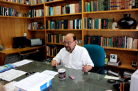 El doctor Jorge Flores Valdés, durante la entrevista realizada en su oficina del Instituto de Física de la UNAM.