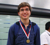 Andrés Fernández Macías, ganador de la medalla de oro, al arribar al aeropuerto de la ciudad de México procedente de Kyoto.