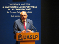 Generar valor a partir del conocimiento permite llevar bienestar a la sociedad y tener mayor capacidad de invertir nuevamente en la ciencia y el conocimiento, sostuvo en conferencia magistral Enrique Cabrero Mendoza, director general del Conacyt, en el Centro Cultural de la Universidad Autónoma de San Luis Potosí.