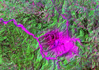 Imagen que muestra la pérdida de la vegetación en el cráter del volcán Chichonal, que hizo erupción en 1982, en Chiapas.