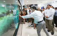 El doctor Jaime Urrutia Fucugauchi, vicepresidente de la Academia Mexicana de Ciencias, explica al gobernador de Yucatán, Rolando Zapata Bello (derecha) y a los asistentes a la inauguración del museo, algunas características del cráter originado hace 66 millones de años.