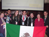 La doctora Antonia Dosal (izquierda) desempeñó un papel clave en el triunfo del equipo mexicano en Montevideo. Junto a ella, Andrés Espino, ganador de la medalla de bronce; en el centro, luciendo sus medallas de plata, Gustavo Matas y Edith Leal; a la derecha la doctora Gloria Pérez, asesora del equipo, y Francisco Blanco, ganador de la medalla de oro.