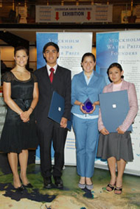 Carlos Hernández Mejía, Dalia Díaz Gómez y Adriana Alcántara Ruiz, con una acompañante (izquierda) al finalizar la ceremonia de premiación en Estocolmo, Suecia.