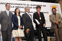 Justo reconocimiento al ganador de la presea dorada en el Antiguo Palacio del Ayuntamiento. Lo acompañan Fernando García, director de la Olimpiada Mexicana de Geografía; Mara Robles, Secretaria de Educación del DF; Miguel Ángel Mancera, Jefe de Gobierno del DF y José Franco, presidente de la Academia Mexicana de Ciencias.