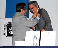 El doctor Raúl Rojas González ingresa como Miembro Correspondiente de la Academia Mexicana de Ciencias. José Franco, presidente de la AMC, coloca el fistol y hace entrega del diploma.