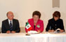 Candita Gil y Rosaura Ruiz, rectora de la UJAT, presidenta de la AMC, en la firma. Observa José Narro, rector de la UNAM.