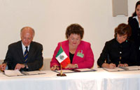 José Narro, rector de  la UNAM; Candita Gil, rectora de la Universidad Juárez Autónoma de Tabasco, y Rosaura Ruiz, presidenta de la Academia Mexicana de Ciencias, durante la firma de la Carta de Intención.