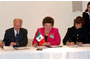 José Narro, rector de  la UNAM; Candita Gil, rectora de la Universidad Juárez Autónoma de Tabasco, y Rosaura Ruiz, presidenta de la Academia Mexicana de Ciencias, durante la firma de la Carta de Intención.