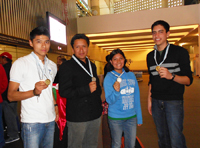 Los triunfadores de la VII Olimpiada Iberoamericana de Biología a su llegada al aeropuerto internacional de la ciudad de México. De izquierda a derecha Ehécatl Barón Arriaga, Noé Reyes Linares, Claudia Alonso Cantú y José de Jesús García Lima.