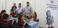 Un grupo de escolares toma el taller de Programación y Robótica pedagógica siguiendo las instrucciones del equipo especializado de la Academia Mexicana de Ciencias en la XXIV Semana de Ciencia y Tecnología en el Centro de Convenciones de San Luis Potosí..