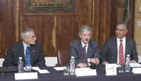 De izquierda a derecha: Eusebio Juaristi Cosío, presidente de la Sociedad Química de México; Eduardo Bárzana García, director de la Facultad de Química y Víctor Sánchez.