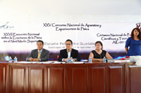 Rolando Castillo Murillo, director de la Escuela Politécnica de Guadalajara (SEMS-UDG); José Ramón Hernández Balanzar, vocal de enseñanza de la Sociedad Mexicana de Física (SMF) y Teresa de Jesús Torres, coordinadora académica de la SEMS-UDG durante la ceremonia de premiación