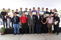 Rolando Castillo Murillo, José Ramón Hernández Balanzar y Teresa de Jesús Torres, con los ganadores de las dos competencias en tres modalidades y dos categorías.