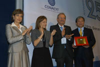 Rosaura Ruiz Gutiérrez, presidenta de la AMC; Josefina Vázquez Mota, secretaria de Educación Pública, y Jacob Palis, presidente de la TWAS, entregaron reconocimientos a científicos integrantes de esta organización.