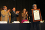 El doctor Raúl Mújica al recibir el Premio de la Somedicyt en memoria de Ajejandra Jaidar.