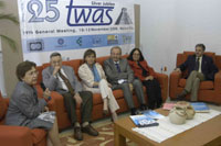 Los científicos latinoamericanos Silvia Torres, Juan Roederer, Rosaura Ruiz, Jacob Palis, Eugenia del Pino y Juan Pedro Laclette, ofrecieron una conferencia de prensa en el marco del XIX Encuentro de la Academia de Ciencias del Mundo en Desarrollo (TWAS).