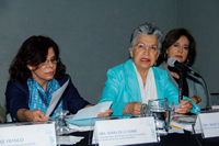 La doctora Silvia Torres, fue seleccionada para formar parte del grupo de científicas de las Américas incluidas en la obra que se presentó hoy en el marco del Día Internacional de la Mujer. En la imagen la acompañan las doctoras Mayra de la Torre (izquierda) y Rosaura Ruiz (derecha).