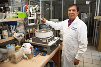 El doctor Manuel Soriano, investigador del Instituto de Química de la UNAM y miembro de la Academia Mexicana de Ciencias, en su laboratorio.