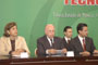 La presidenta de la AMC, Rosaura Ruiz Gutiérrez; el rector de la UNAM, José Narro Robles, y Enrique Peña Nieto, gobernador del Estado de México, durante la ceremonia celebrada en el Salón del Pueblo del Palacio de Gobierno de esa entidad.