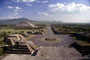 La Avenida de los Muertos y la Pirámide del Sol en Teotihuacan, estructuras alineadas según fechas relevantes del calendario mesoamericano.