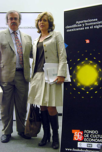 José Antonio de la Peña y Rosaura Ruiz Gutiérrez, ex presidente y presidenta de la AMC, al término de la presentación del libro Aportaciones científicas y humanísticas mexicanas en el siglo XX, en la librería Rosario Castellanos del FCE.