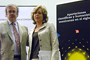 José Antonio de la Peña y Rosaura Ruiz Gutiérrez, ex presidente y presidenta de la AMC, al término de la presentación del libro Aportaciones científicas y humanísticas mexicanas en el siglo XX, en la librería Rosario Castellanos del FCE.