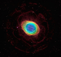 Las imágenes de la Nebulosa del Anillo, muestran una especie de flor exterior muy tenue, con una serie de 'pétalos' que contienen parte del material expulsado.