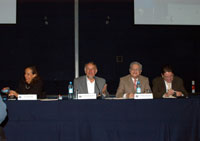 Judith Zubieta, Arturo Menchaca, Guillermo Aguilar y Francisco Javier Castellón, durante el encuentro con participantes en el Verano de la Investigación Científica.