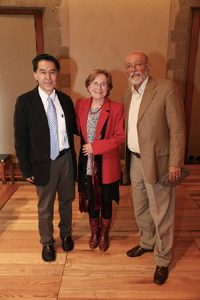 Jaime Urrutia Fucugauchi, Ana María Cetto y Eduardo Matos Moctezuma, al finalizar sus presentaciones el pasado martes en El Colegio Nacional.