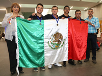 El equipo mexicano acompañado por la doctora María Cristina Revilla Monsalve y Miguel Ángel Palomino, coordinadora de la Olimpiada Nacional de Biología de la AMC y asesor, respectivamente