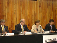 Alipio Calles, Graco Ramírez, Rosaura Ruiz y Tonatiuh Bravo, durante la inauguración del foro.