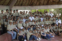 Participantes de la V Olimpiada Mexicana de Historia en la zona arqueológica del Dzibilchaltún.