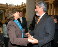 La presidenta de la AMC, Rosaura Ruiz Gutiérrez, felicita al director general del Instituto Politécnico Nacional, Enrique Villa Rivera, momentos antes del homenaje que se rindió al también integrante de esta Academia en el Palacio de Minería.