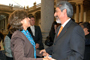 La presidenta de la AMC, Rosaura Ruiz Gutiérrez, felicita al director general del Instituto Politécnico Nacional, Enrique Villa Rivera, momentos antes del homenaje que se rindió al también integrante de esta Academia en el Palacio de Minería.