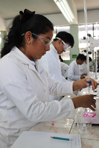 Jóvenes de preparatoria presentan las pruebas prácticas en los laboratorios del Centro Universitario de Ciencias Exactas e Ingeniería de la Universidad de Guadalajara, última fase de la XXIV Olimpiada Nacional de Química.