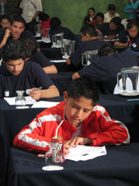 Participantes de la I Olimpiada Mexicana de Historia, respondiendo el examen de preguntas abiertas sobre el México Prehispánico, Colonial, del Siglo XIX y el Siglo XX.