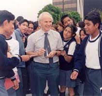 Harold Kroto es uno de los invitados por la Academia.