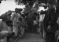 Venustiano Carranza con campesinos, c. 1917.