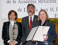 Rosaura Ruiz, presidenta de la AMC, Enrique Villa Rivera, director general del IPN, y Ann Hirsch, al recibir su diploma como miembro correspondiente de la Academia.