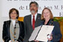 Rosaura Ruiz, presidenta de la AMC, Enrique Villa Rivera, director general del IPN, y Ann Hirsch, al recibir su diploma como miembro correspondiente de la Academia.