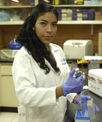 Reyna Hernández Benítez, recibirá el próximo 26 de junio uno de los premios Weizmann 2013 durante la ceremonia del LV Año Académico de la Academia Mexicana de Ciencias.