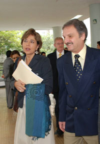 Rosaura Ruiz y Juan Pedro Laclette, presidenta y ex presidente de la Academia Mexicana de Ciencias, respectivamente, a su llegada a la Facultad de Medicina de la UNAM.