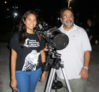 El doctor José Franco y una de las promotoras del evento ponen a punto los telescopios para la observación del cielo que arrancó ayer en Mérida.